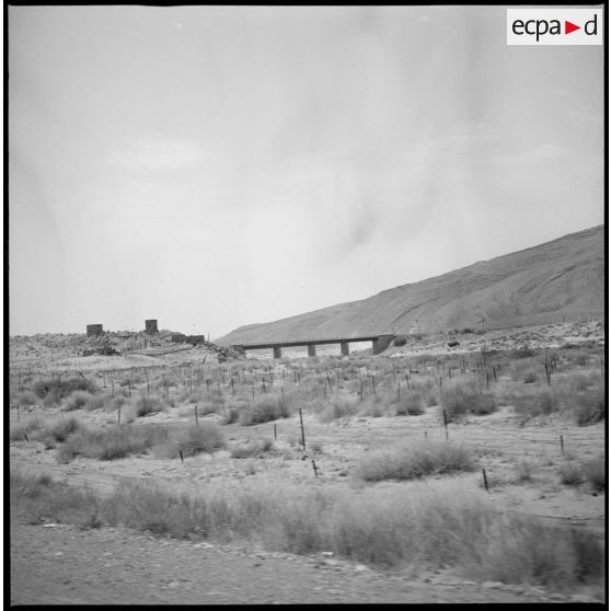 Vue des installations électriques à proximité de la frontière marocaine, dans le secteur de Figuig. [légende d'origine]