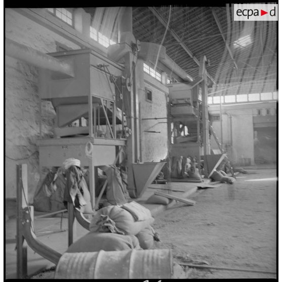 Vue d'une machine agricole située à l'intérieur des hangars de la coopérative des Maalifs. [légende d'origine]