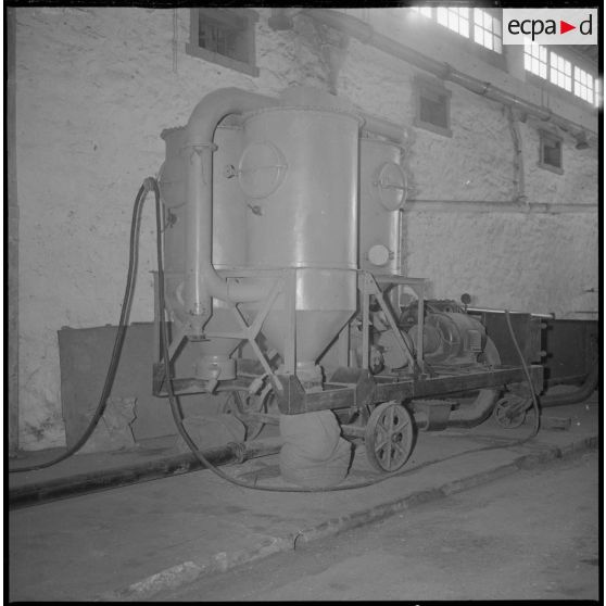 Vue d'une machine installée sous un hangar de la coopérative des Maalifs. [légende d'origine]