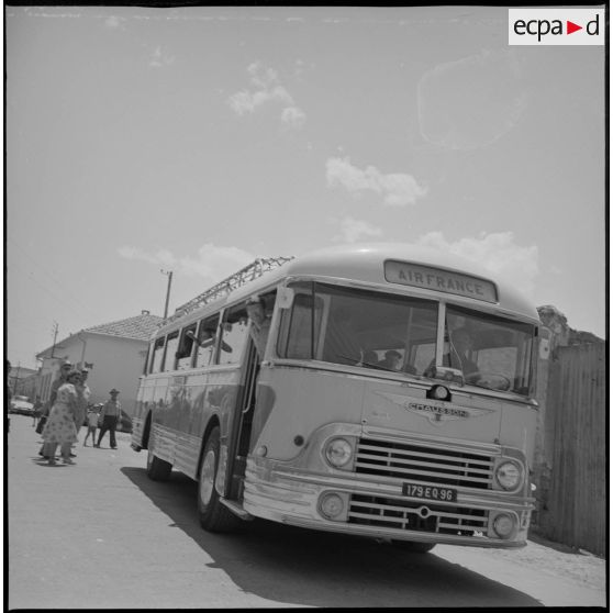 En ville, vue d'un bus Air France venu récupérer des enfants pour les emmener au Camp des chasseurs du 8e RIM. [légende d'origine]
