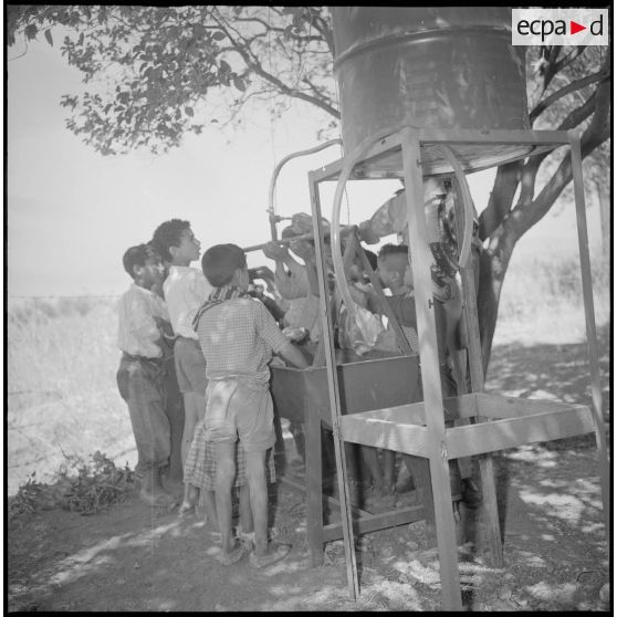 Au Camp des chasseurs du 8e RIM, des enfants se lavent les mains. [légende d'origine]