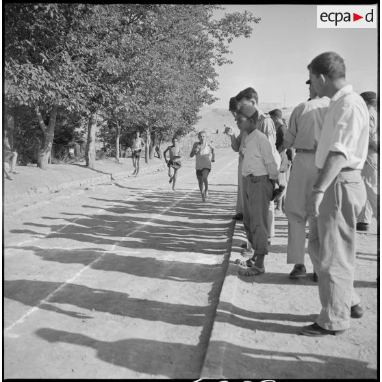 Epreuve de course à pied au Camp des chasseurs du 8e RIM. [légende d'origine]