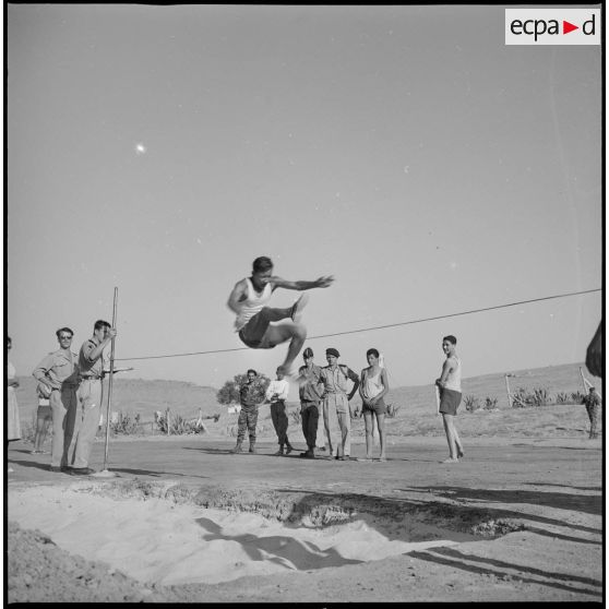 Epreuve de saut en hauteur au Camp des chasseurs du 8e RIM. [légende d'origine]