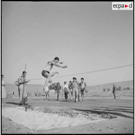 Epreuve de saut en hauteur au Camp des chasseurs du 8e RIM. [légende d'origine]