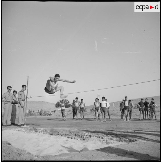 Epreuve de saut en hauteur au Camp des chasseurs du 8e RIM. [légende d'origine]