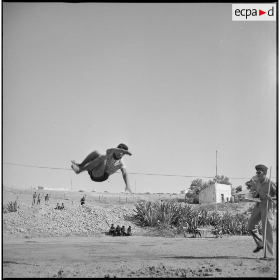 Epreuve de saut en hauteur au Camp des chasseurs du 8e RIM. [légende d'origine]