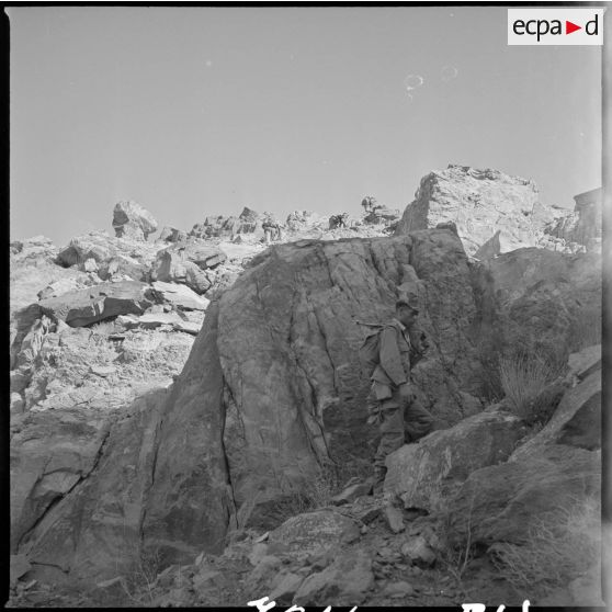 [Les éléments du commando Cobra évoluent dans un paysage rocheux au cours d'une opération.]