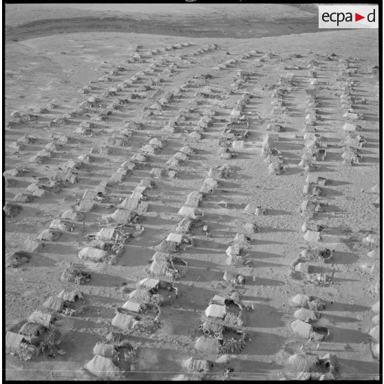 [Vue aérienne d'un centre de regroupement constitué de tentes traditionnelles appelées khaïmas.]