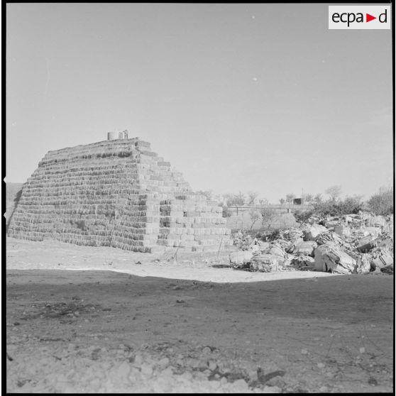 [Papeterie d'Aïn-el-Hadjar. Vue sur un stock de paille.]