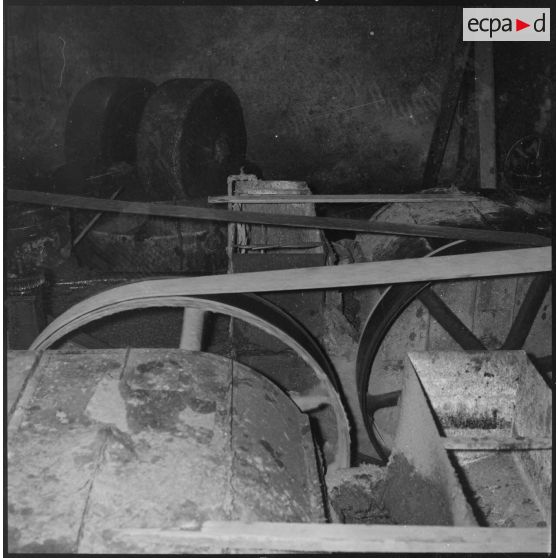 [Papeterie d'Aïn-el-Hadjar. Vue d'une machine utilisée pour la fabrication du papier.]