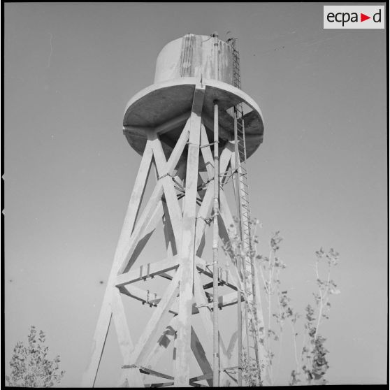 [Papeterie d'Aïn-el-Hadjar. Vue sur une citerne surélevée.]