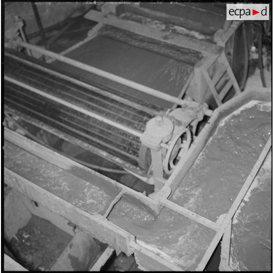 [Papeterie d'Aïn-el-Hadjar. Vue de l'acheminement de la pâte à papier diluée.]