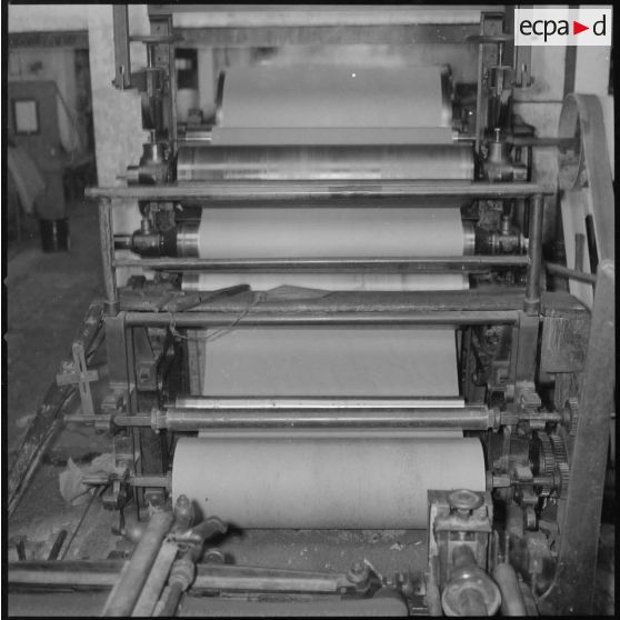 [Papeterie d'Aïn-el-Hadjar. Vue d'une machine munie de cylindres et utilisée pour la fabrication du papier.]