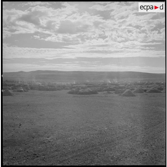 [Vue d'ensemble du centre de regroupement de la ferme Cazorla. Il est constitué de tentes traditionnelles appelées khaïmas.]
