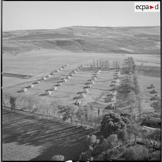 [Vue aérienne des bâtisses nouvellement construites dans le centre de regroupement de la ferme Cazorla.]