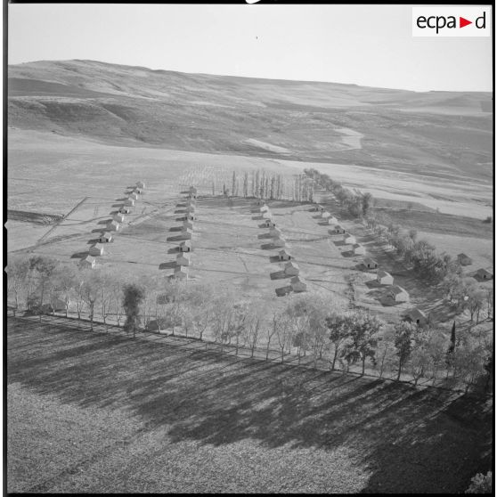 [Vue aérienne des bâtisses nouvellement construites dans le centre de regroupement de la ferme Cazorla.]