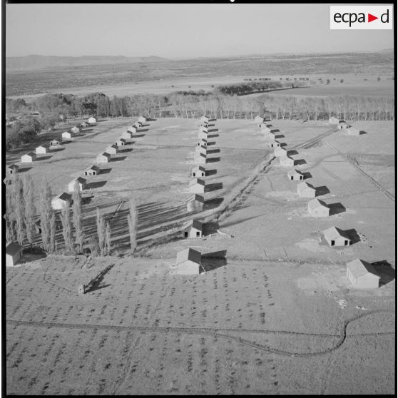 [Vue aérienne des bâtisses nouvellement construites dans le centre de regroupement de la ferme Cazorla.]