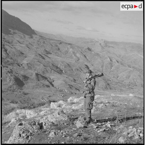 [Opération en Kabylie avec le 2/8e RIM dans le secteur du Djurdjura. Soldat devant un paysage montagnard.]