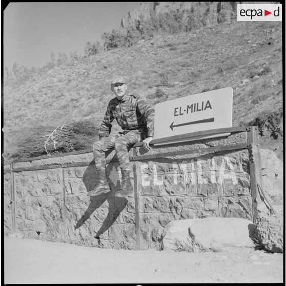 [Arthur Smet en bas du cantonnement du PC du 2/8e RIM de Tissemiran-Haut.]