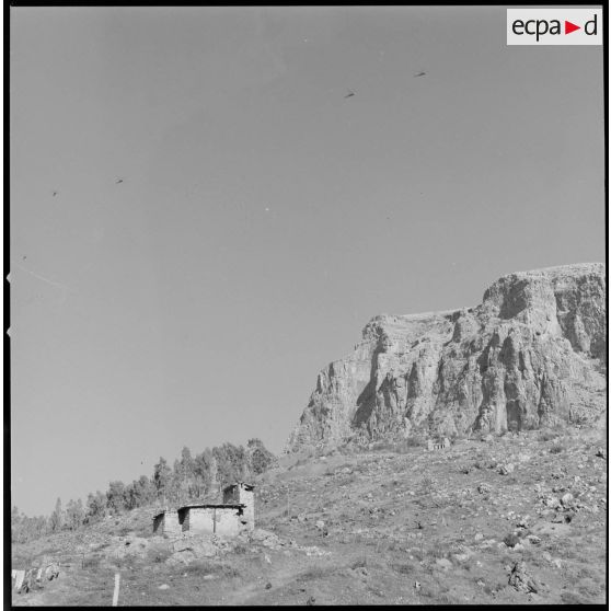 [Vue sur des hélicoptères et une bâtisse du cantonnement du 2/8e RIM de Tissemiran-Bas.]