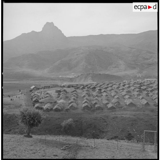 [Vue du groupement d'habitations aux alentours du cantonnement du 2/8e RIM de Tissemiran-Bas.]