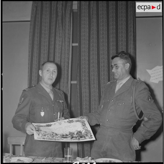 [PC du 2/8e RIM à Tissemiran-Haut. Le chef de bataillon Dastillung, à gauche, remet un certificat de bonne conduite au capitaine Audric.]