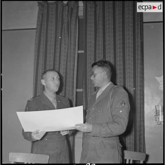 [PC du 2/8e RIM à Tissemiran-Haut. Le chef de bataillon Dastillung, à gauche, remet un certificat de bonne conduite au capitaine Audric.]