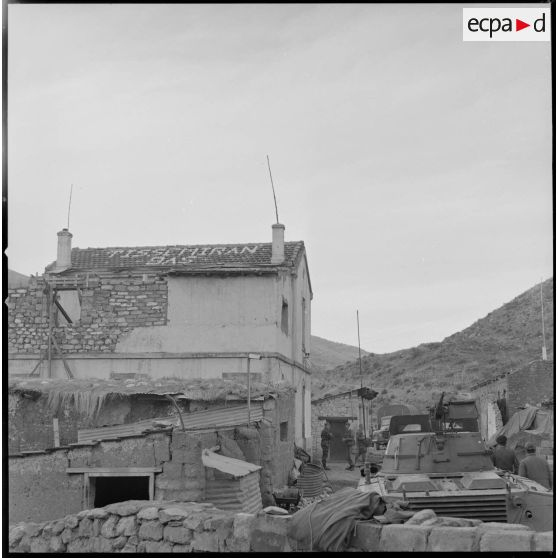 [Vue des bâtisses du cantonnement du 2/8e RIM de Tissemiran-Bas.]