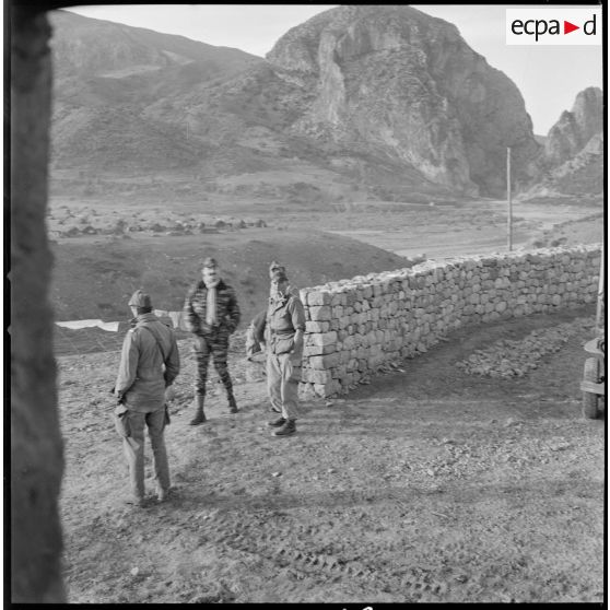 [Soldats du 2/8e RIM au repos dans le cantonnement de Tissemiran-Bas. Au loin, s'étend un groupement d'habitation.]