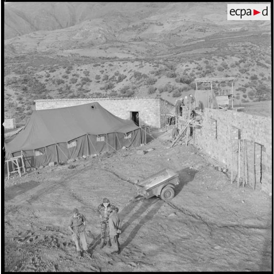 [Vue sur une partie du cantonnement du 2/8e RIM de Tissemiran-Bas.]