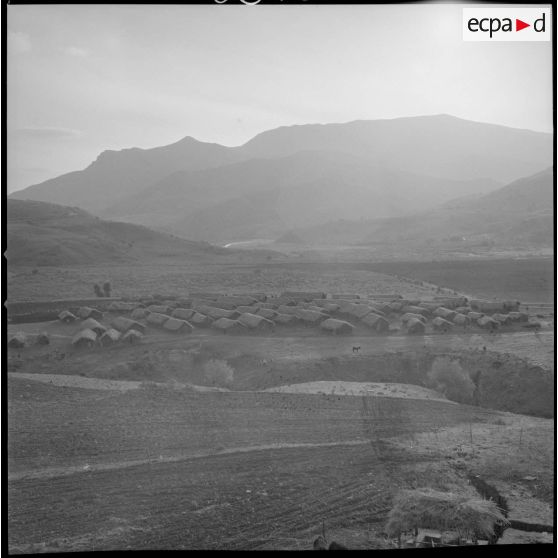 [Vue d'un groupement d'habitation aux alentours du cantonnement du 2/8e RIM de Tissemiran-Bas. Au premier plan, des terres cultivées.]