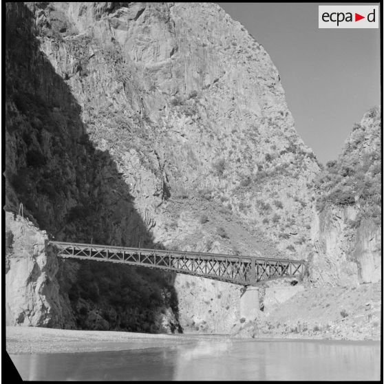 [Le bas-Rhummel (ou Oued-el-Kébir) passant sous un pont aux alentours des cantonnements de Tissemiran.]