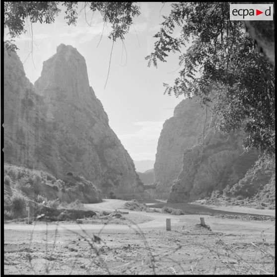 [Le bas-Rhummel (ou Oued-el-Kébir) passant sous un pont entre les montagnes aux alentours des cantonnements de Tissemiran.]