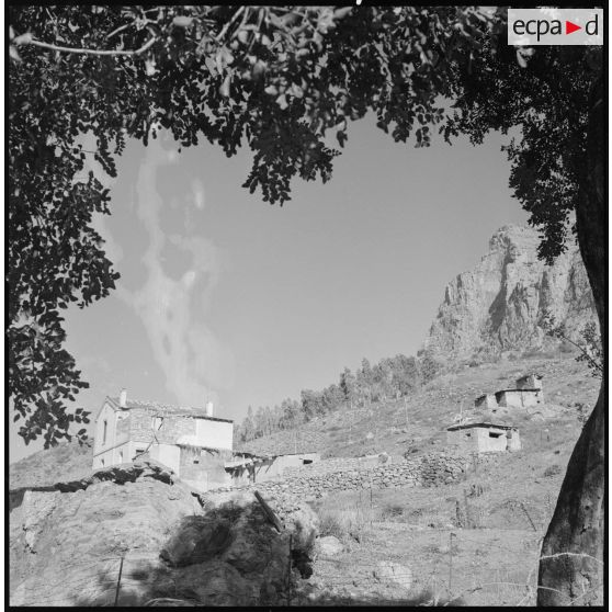 [Vue sur les bâtisses du cantonnement du 2/8e RIM de Tissemiran-Bas.]