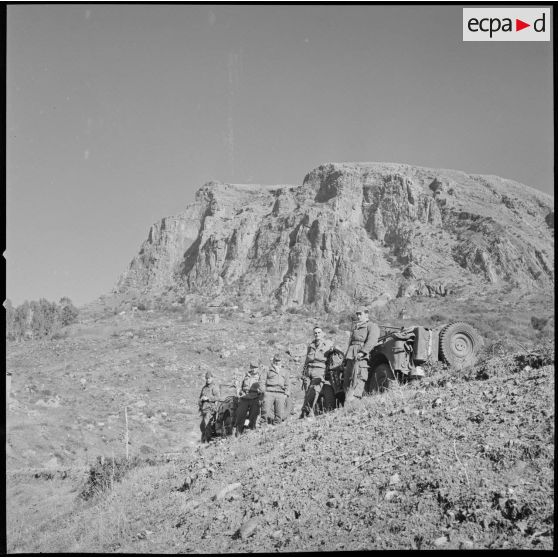 [Photographie de groupe de soldats du 2/8e RIM aux alentours du cantonnement de Tissemiran-Bas.]