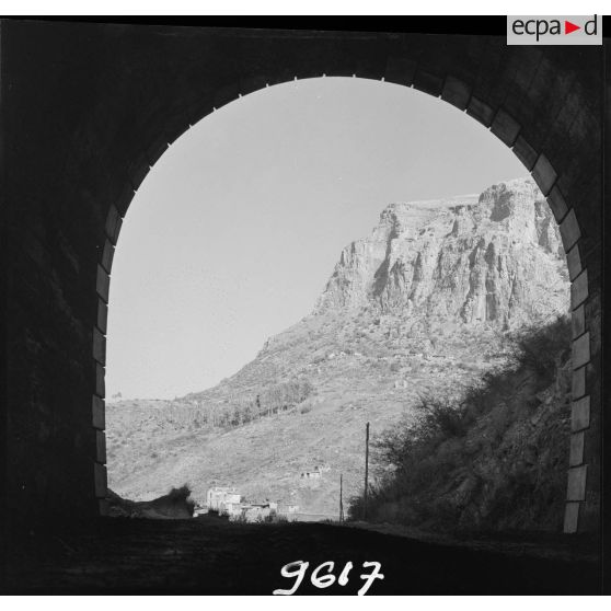 [Vue prise d'un tunnel sur la montagne et les bâtisses du cantonnement du 2/8e RIM de Tissemiran-Bas.]