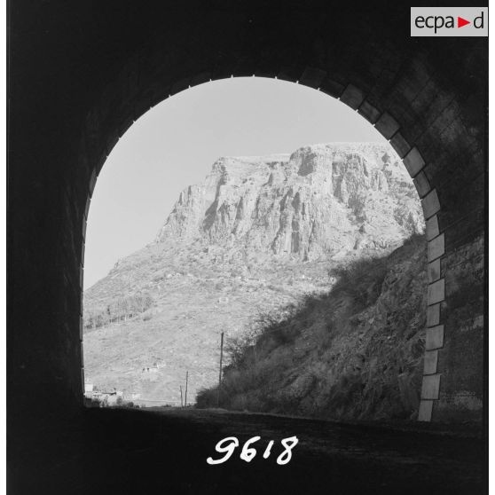 [Vue prise d'un tunnel sur la montagne et les bâtisses du cantonnement du 2/8e RIM de Tissemiran-Bas.]