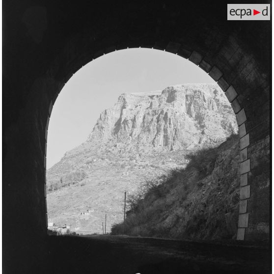 [Vue prise d'un tunnel sur la montagne et les bâtisses du cantonnement du 2/8e RIM de Tissemiran-Bas.]