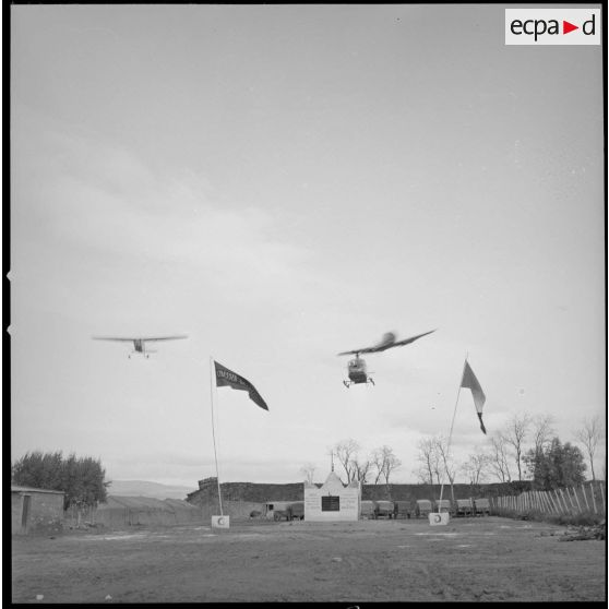 [Cantonnement du commando Georges à la ferme Carafon. Deux avions et un hélicoptère effectuant un passage au-dessus du marabout nouvellement construit.]