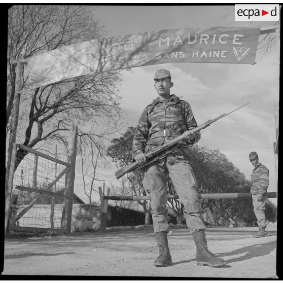 [Soldat du commando Maurice gardant l'entrée du cantonnement.]
