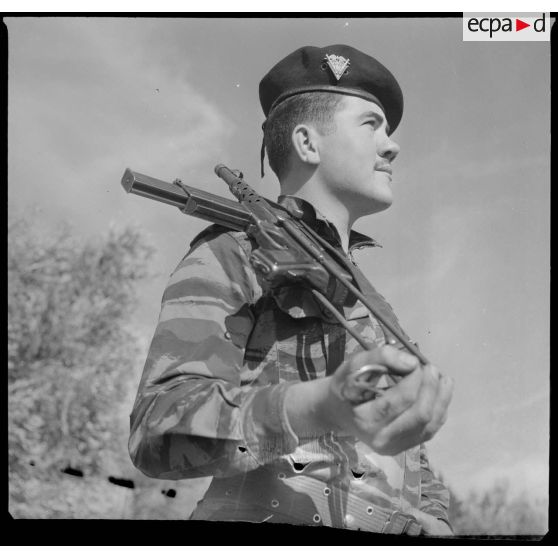 [Portrait en contre-plongée d'un soldat du 454e groupe d'artillerie antiaérienne (GAA).]