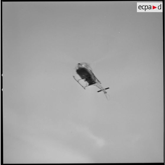 [Cantonnement du commando Georges à la ferme Carafon. Passage d'un hélicoptère au-dessus du cantonnement.]