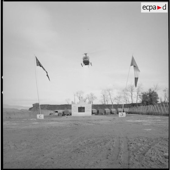 [Cantonnement du commando Georges à la ferme Carafon. Passage d'un hélicoptère au-dessus du marabout nouvellement construit.]
