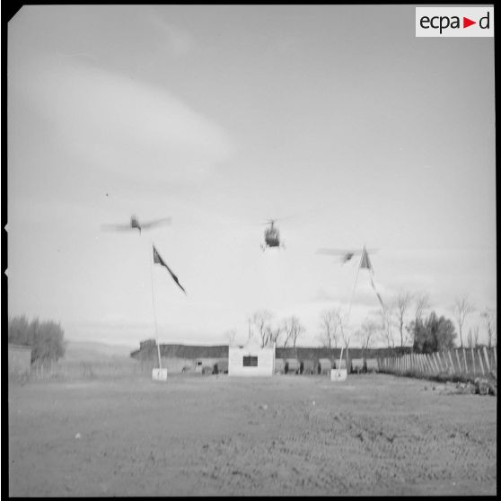 [Cantonnement du commando Georges à la ferme Carafon. Passage de deux avions et d'un hélicoptère au-dessus du marabout nouvellement construit.]