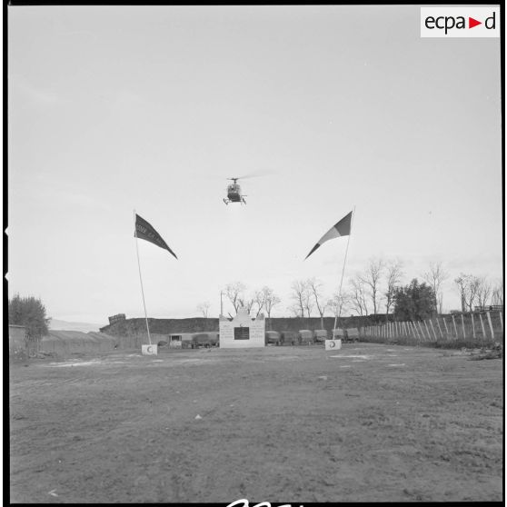 [Cantonnement du commando Georges à la ferme Carafon. Passage d'un hélicoptère au-dessus du marabout nouvellement construit.]