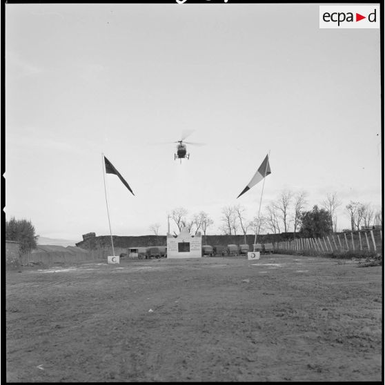 [Cantonnement du commando Georges à la ferme Carafon. Passage d'un hélicoptère au-dessus du marabout nouvellement construit.]
