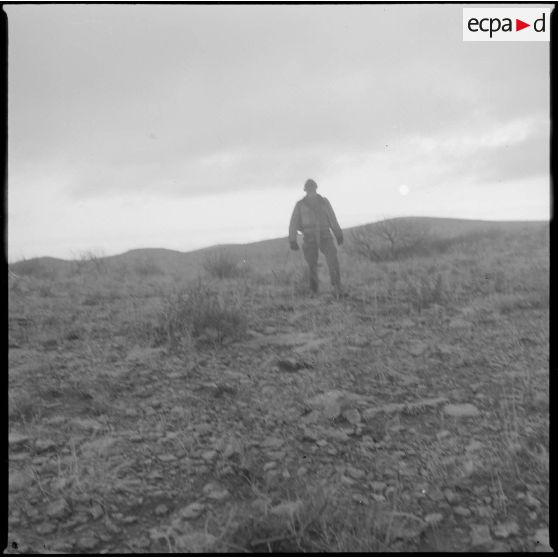 [Soldat en progression dans le département de Saïda.]