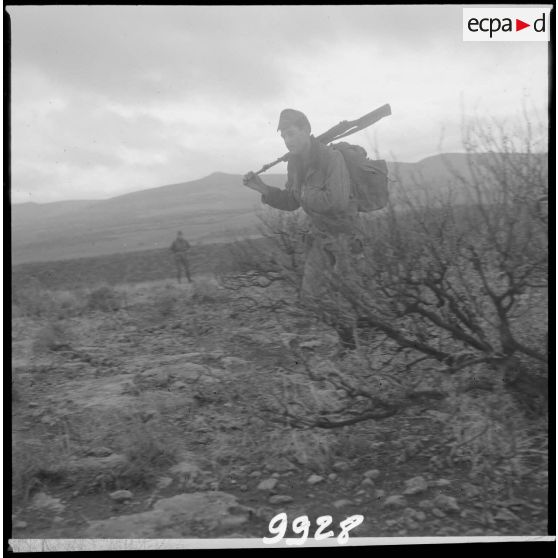 [Soldat en progression dans le département de Saïda.]