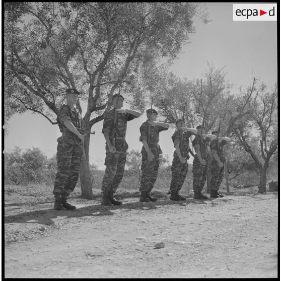 [Parachutistes présentant les armes.]