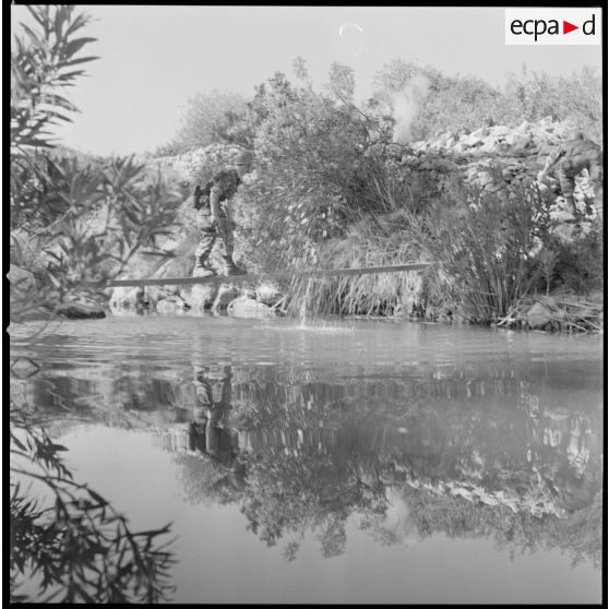 [Entraînement de parachutistes dans le Vieux Saïda. Soldat franchissant un cours d'eau.]